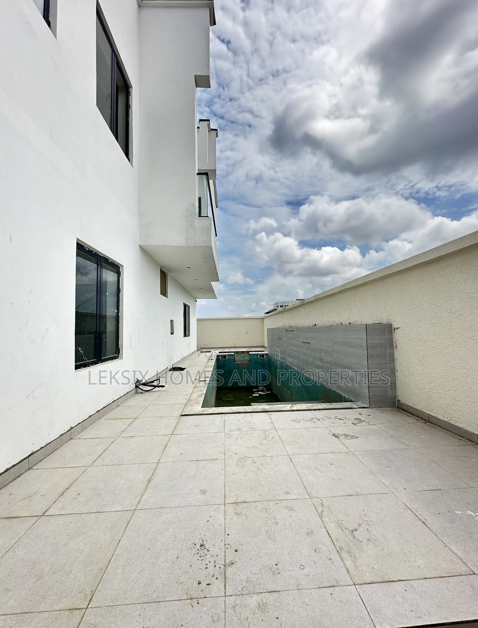 6bdrm Duplex in A Well Secured, Lekki Phase 1 for sale in Lekki Phase 1