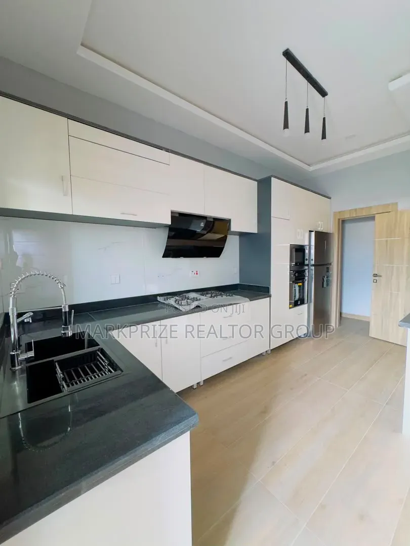 3bdrm Apartment in Opebi Ikeja Lagos for sale in Opebi