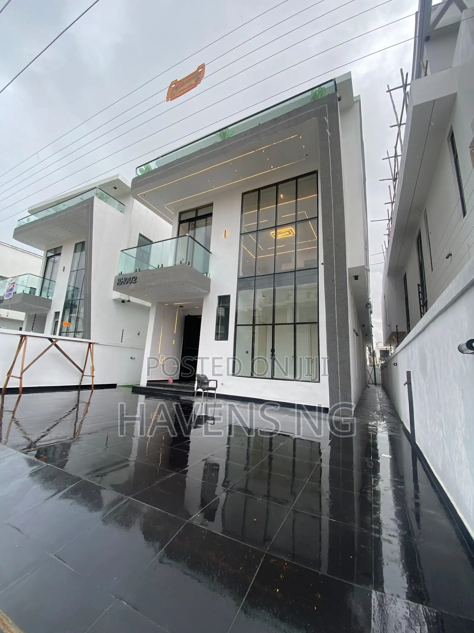 5bdrm Duplex in Chevron for sale in Chevron