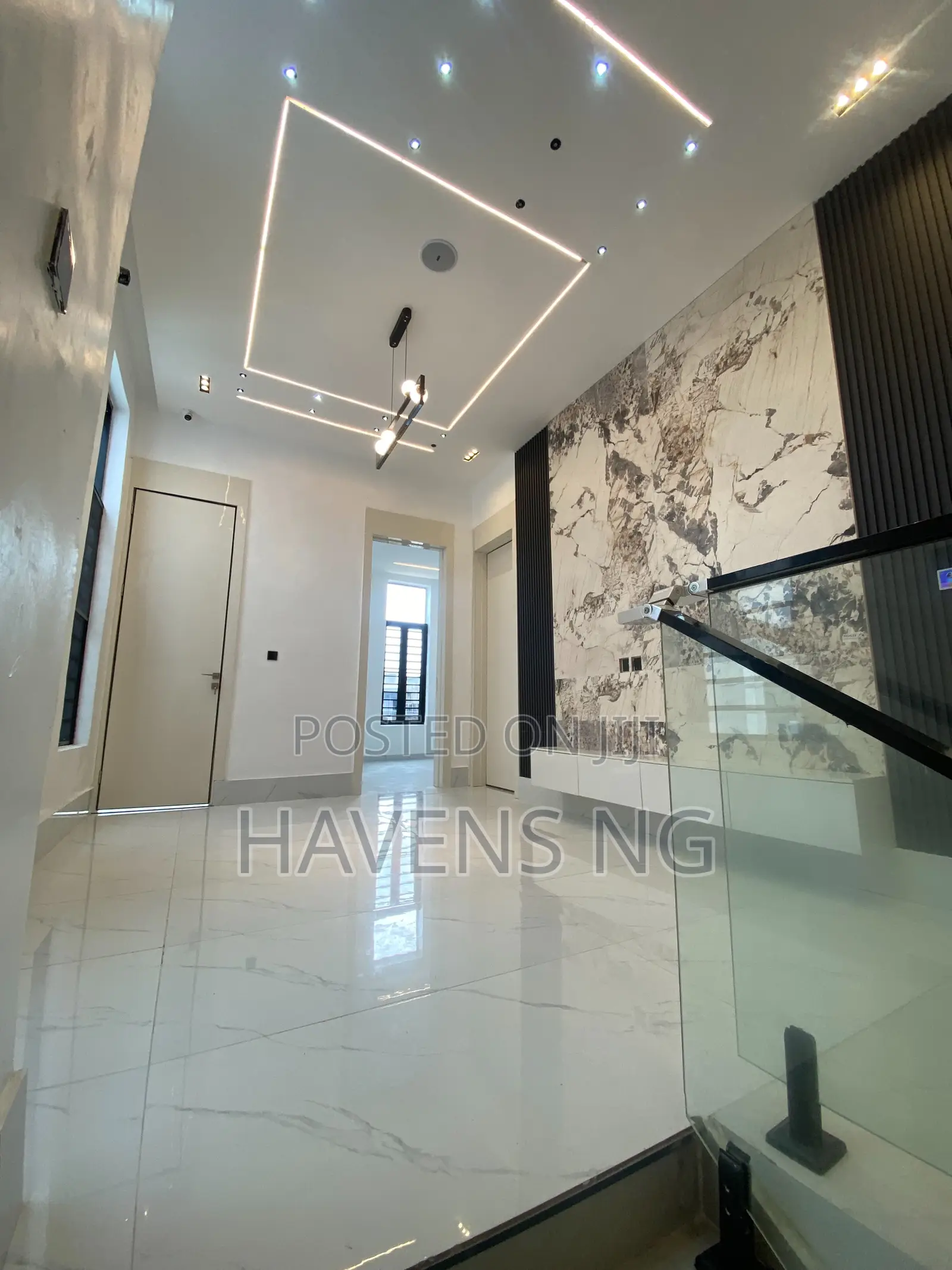 5bdrm Duplex in Chevron for sale in Chevron