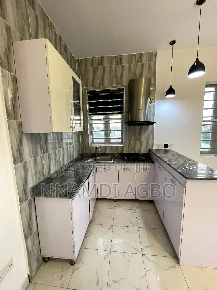 Mini Flat in Chevron for rent in Chevron