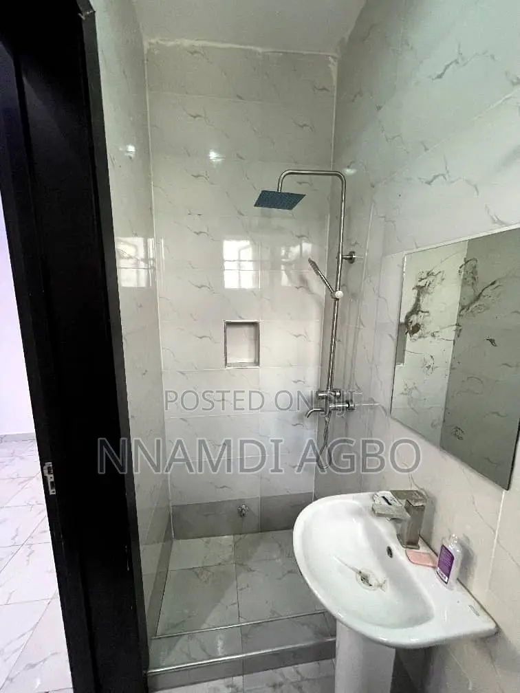 Mini Flat in Chevron for rent in Chevron