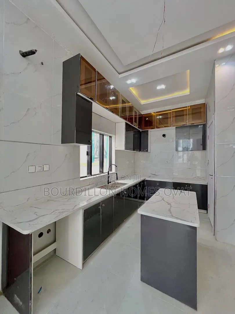 4bdrm Duplex in Chevron Toll Gate for sale in Chevron