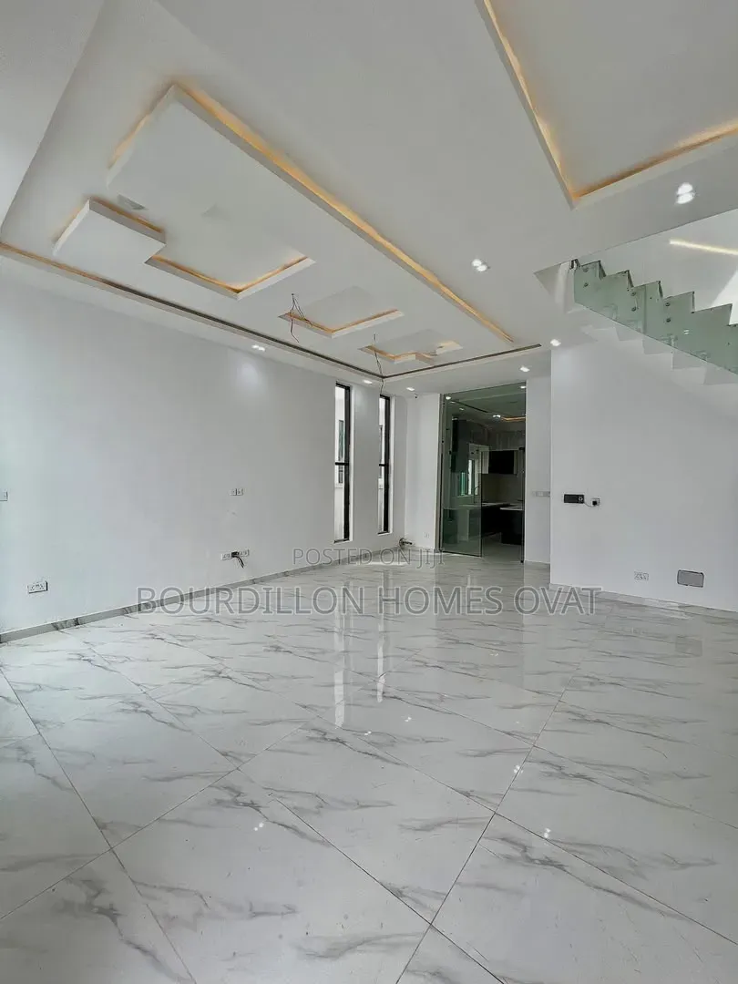 4bdrm Duplex in Chevron Toll Gate for sale in Chevron