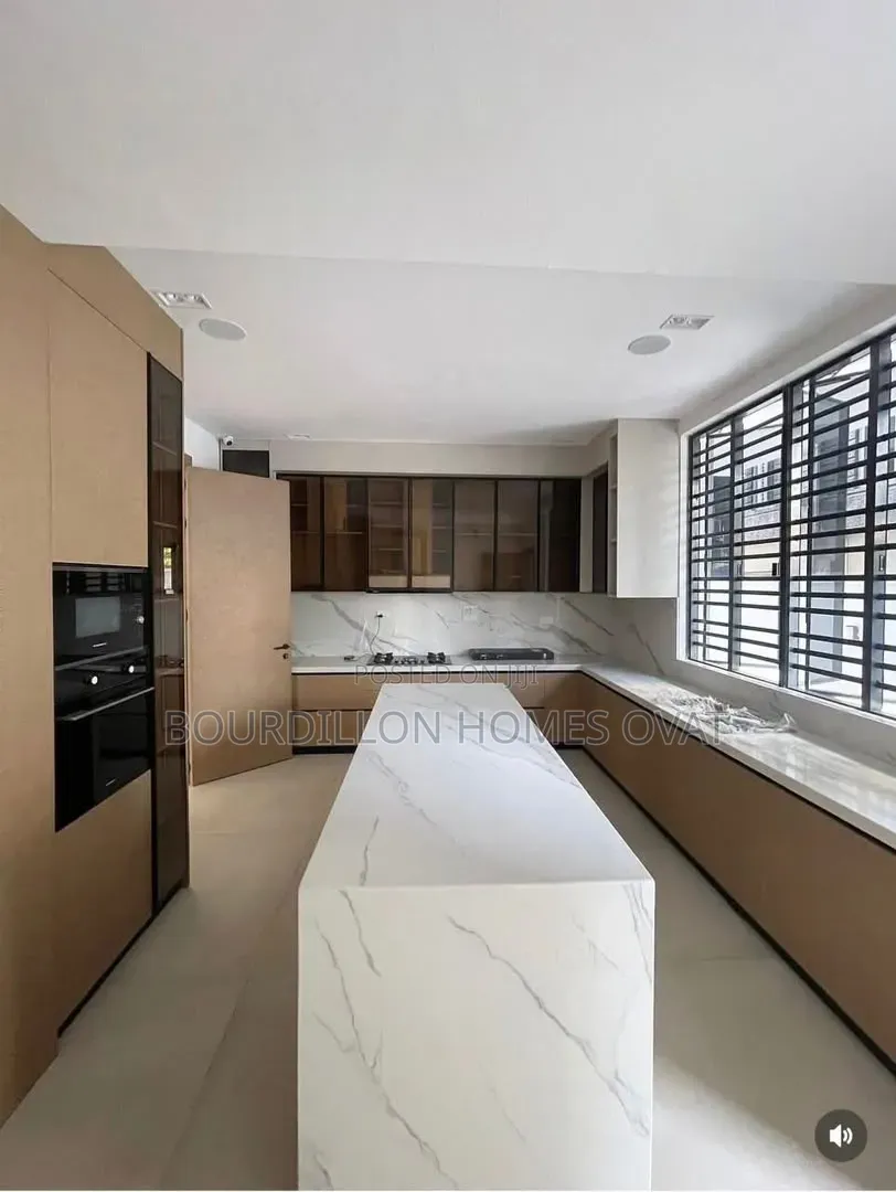 5bdrm Duplex in Lekki Phase 1 for sale in Lekki Phase 1