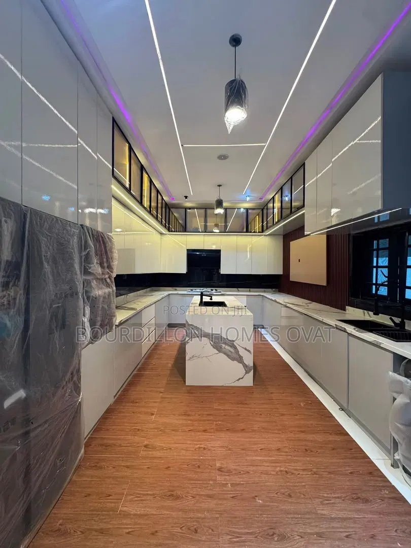 5bdrm Duplex in Lekki Phase 1 for sale in Lekki Phase 1