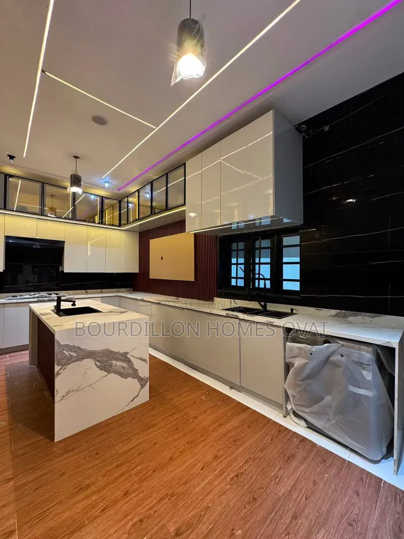 5bdrm Duplex in Lekki Phase 1 for sale in Lekki Phase 1