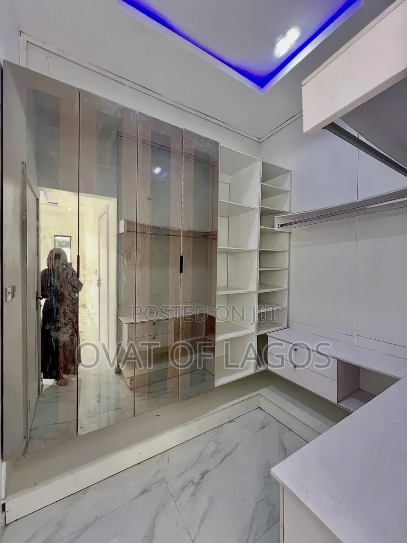 4bdrm Duplex in Chevron Tollgate for sale in Chevron