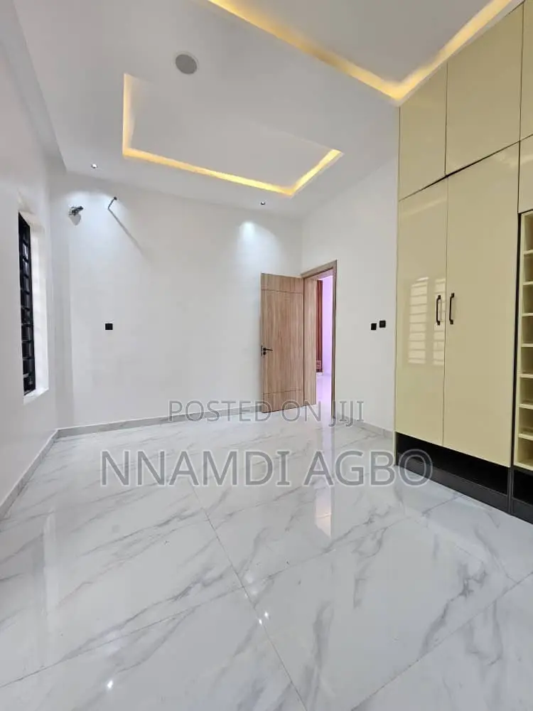 5bdrm Duplex in Lafiaji for sale in Lafiaji