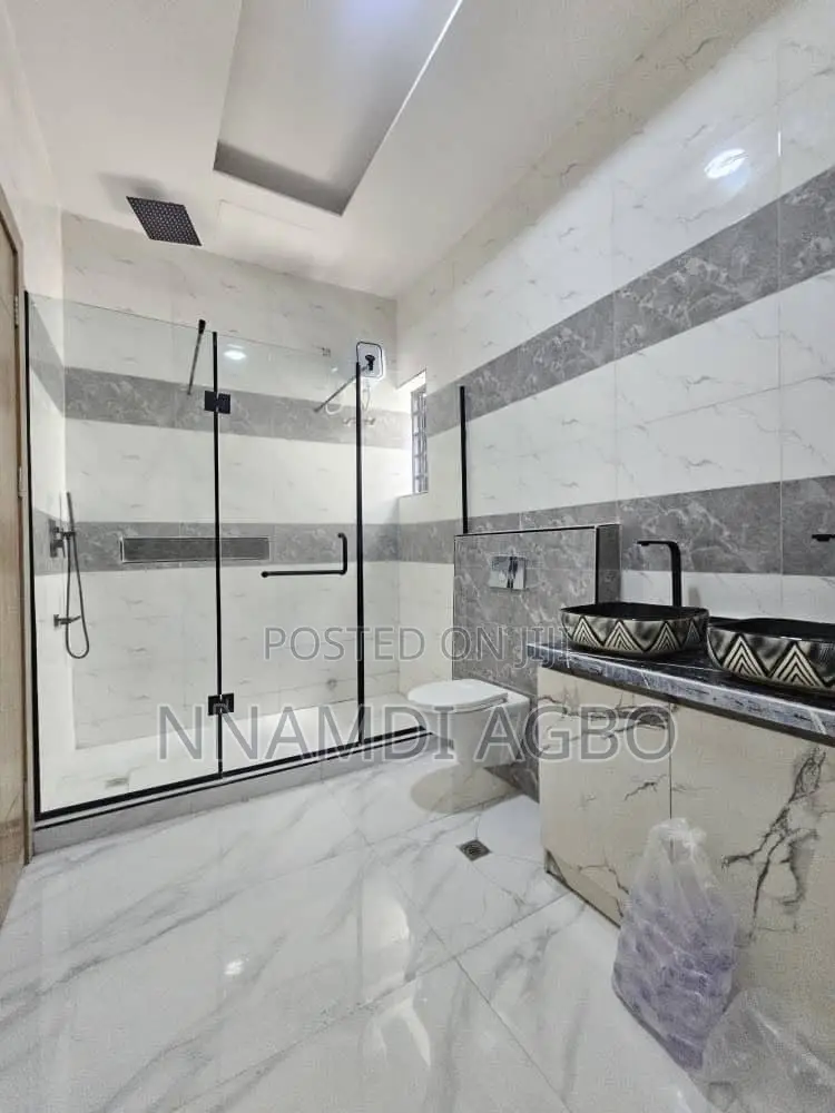 5bdrm Duplex in Lafiaji for sale in Lafiaji