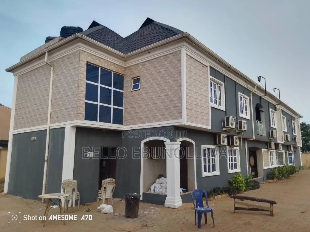 Furnished 3bdrm Apartment in Revolution Apartment, Shimawa for rent in Shimawa