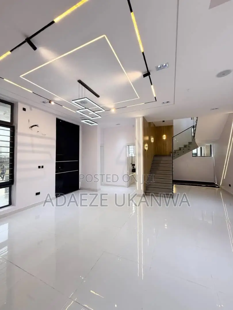 5bdrm Duplex in Discovery Estate, for sale in Chevron