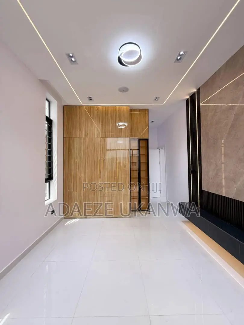 5bdrm Duplex in Discovery Estate, for sale in Chevron