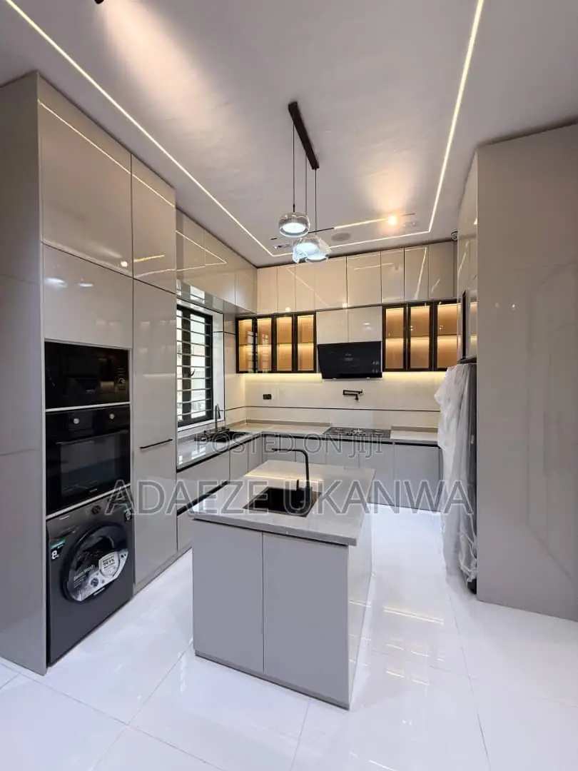 5bdrm Duplex in Discovery Estate, for sale in Chevron