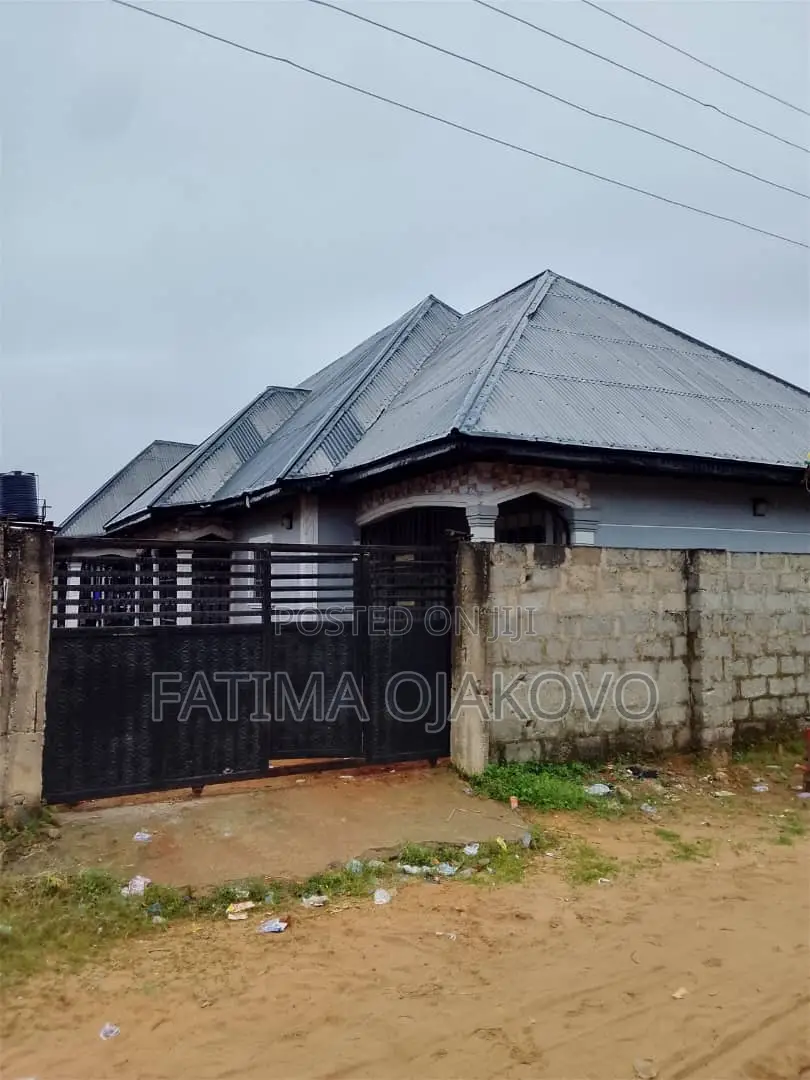 7bdrm Block of Flats in Delta State for sale in Delta State