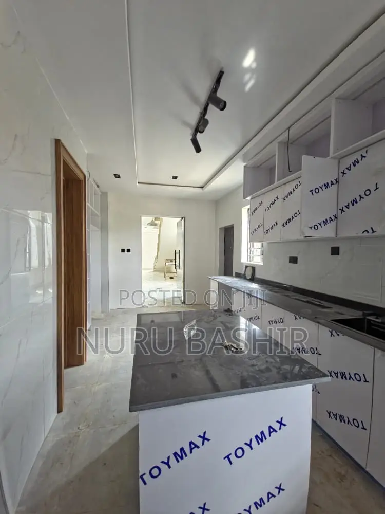 4bdrm Duplex in Alalubosa Gra for sale in Alalubosa