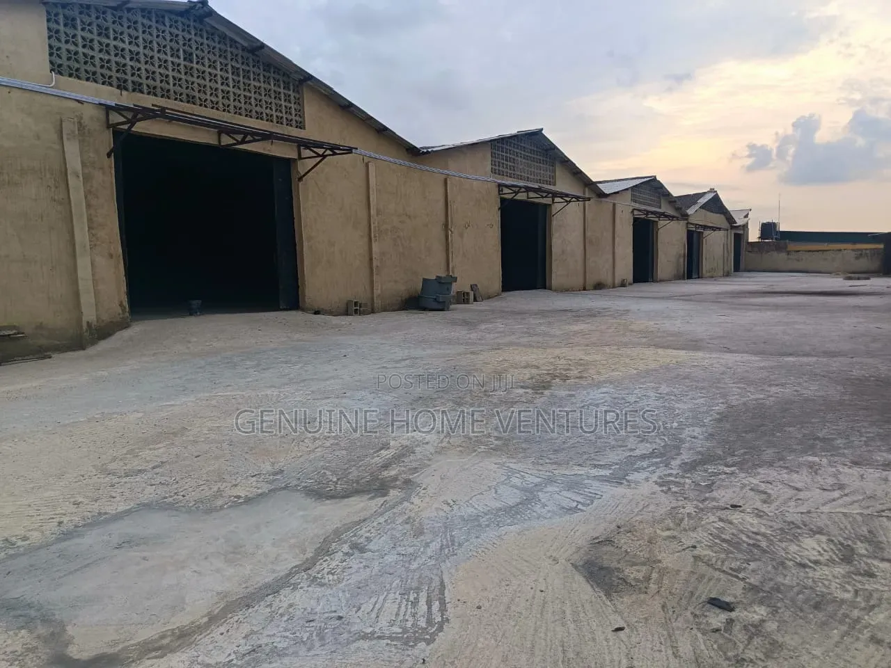 5 Bay Warehouse to Let in Ketu Mile 12 Lagos in Ketu-Alapere
