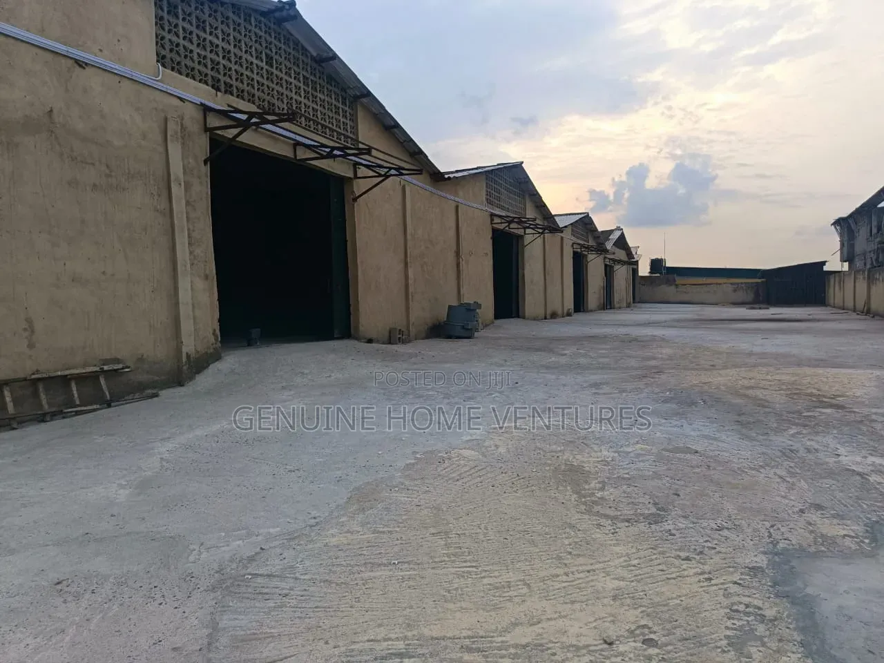 5 Bay Warehouse to Let in Ketu Mile 12 Lagos in Ketu-Alapere