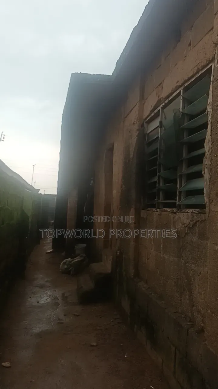 3bdrm Block of Flats in Giwa Oke Aro Ogun, Iju-Ishaga for sale in Iju-Ishaga