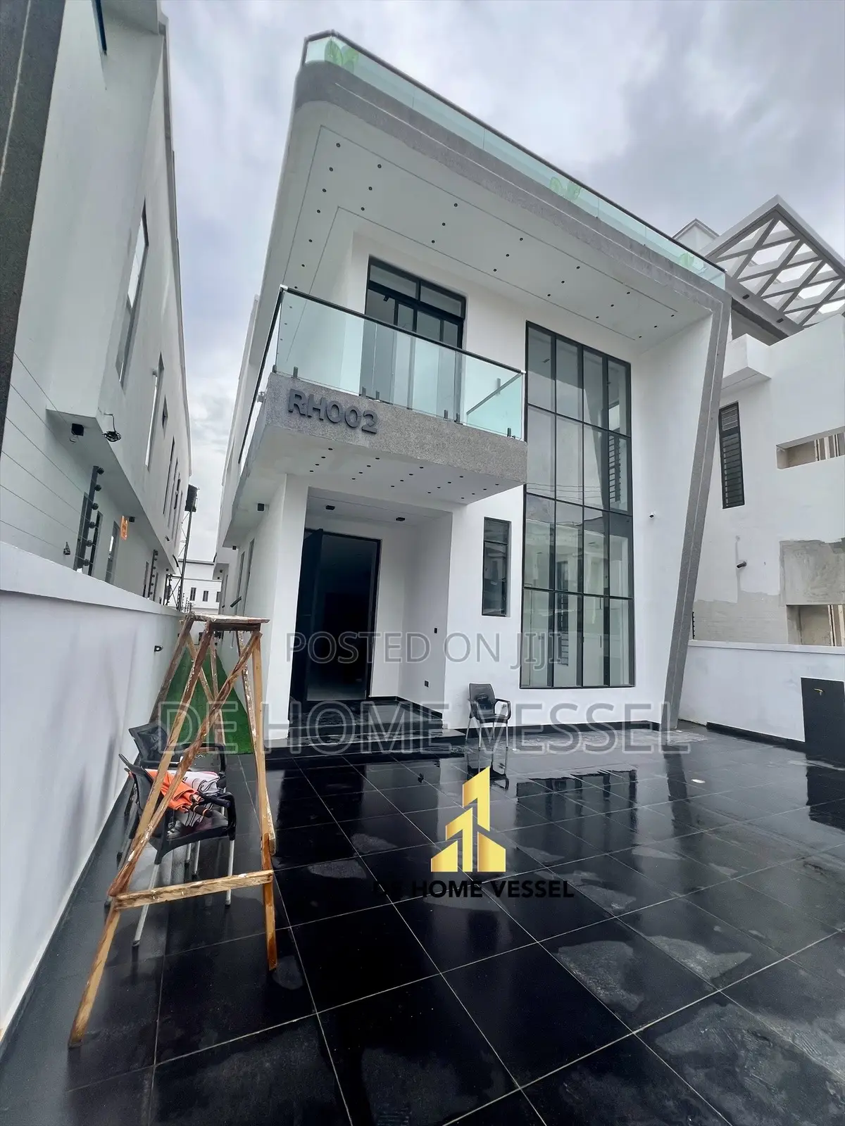 5bdrm Duplex in Chevron for sale in Chevron