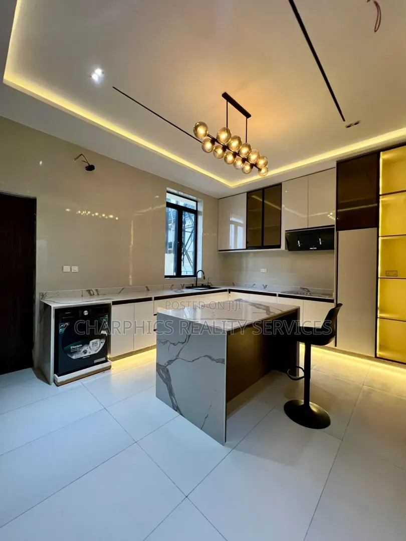 5bdrm Duplex in Lekki Phase 2 for sale in Lekki Phase 2