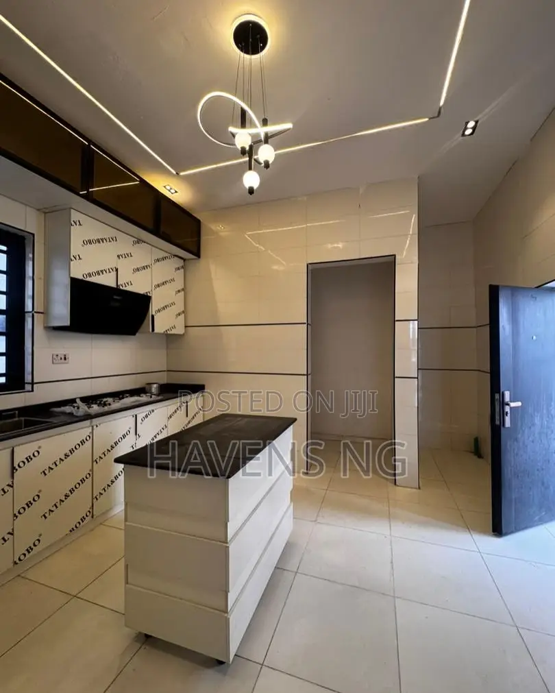 5bdrm Duplex in Lekki Phase 2 for sale in Lekki Phase 2