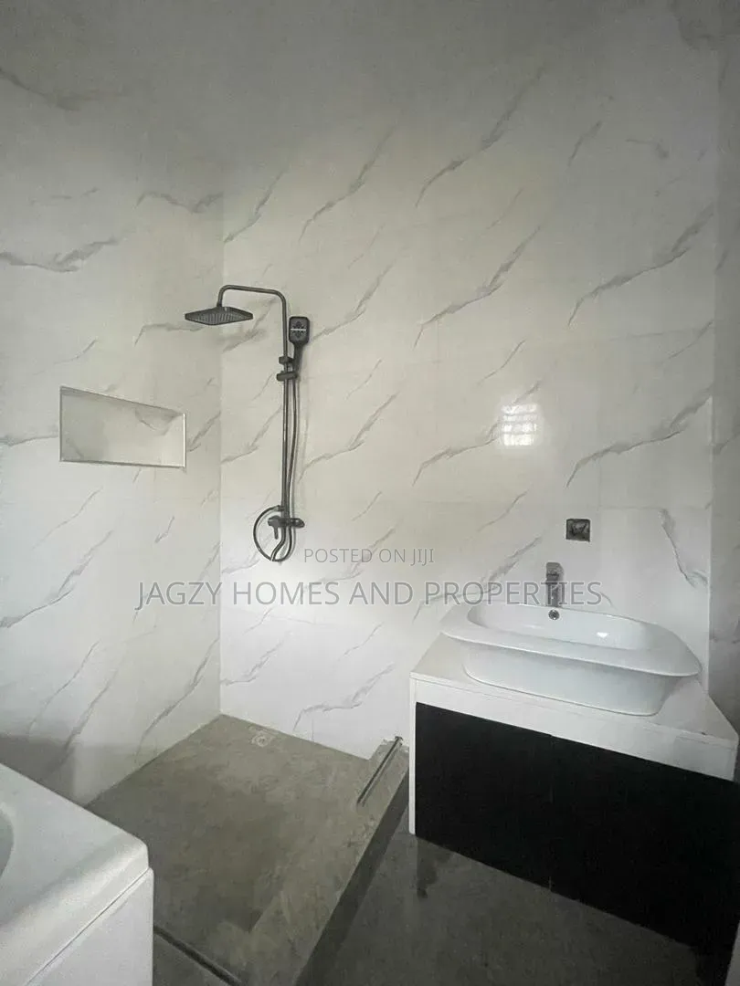 5bdrm Duplex in Regional View Estate, Osapa london for rent in Osapa london