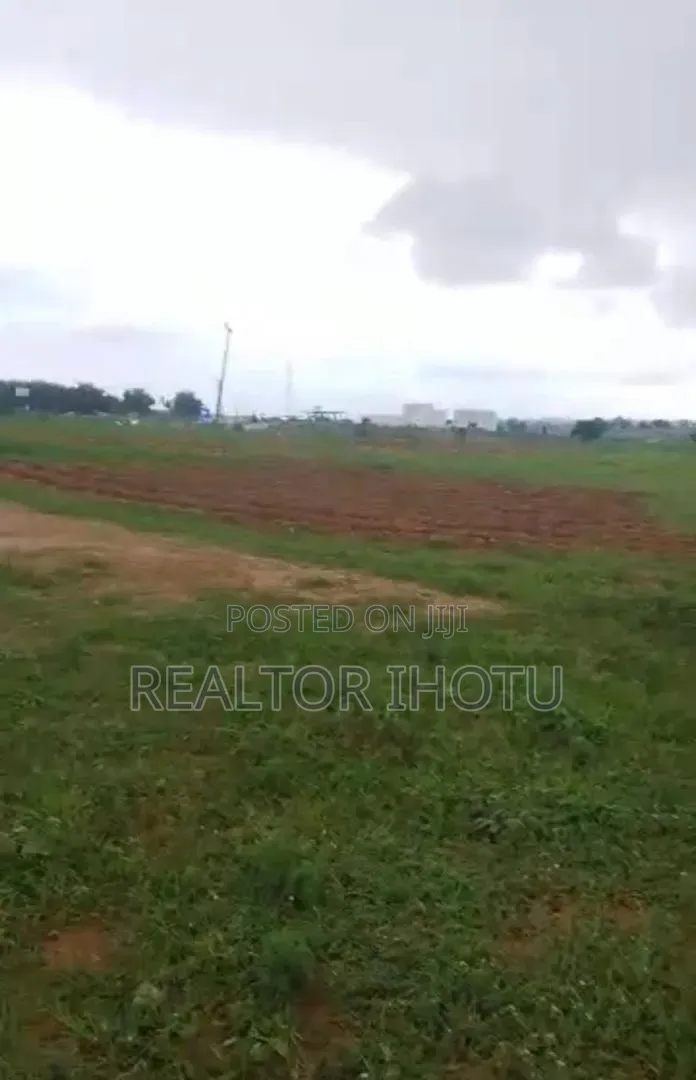 81000sqm, Commercial, Fcda C of O, Tarred Road. in Kiami