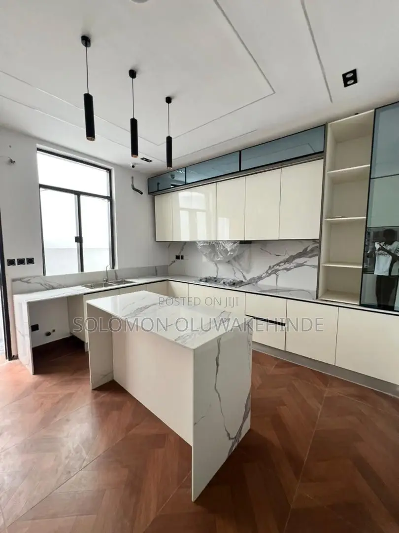5bdrm Duplex in Chevron for sale in Chevron