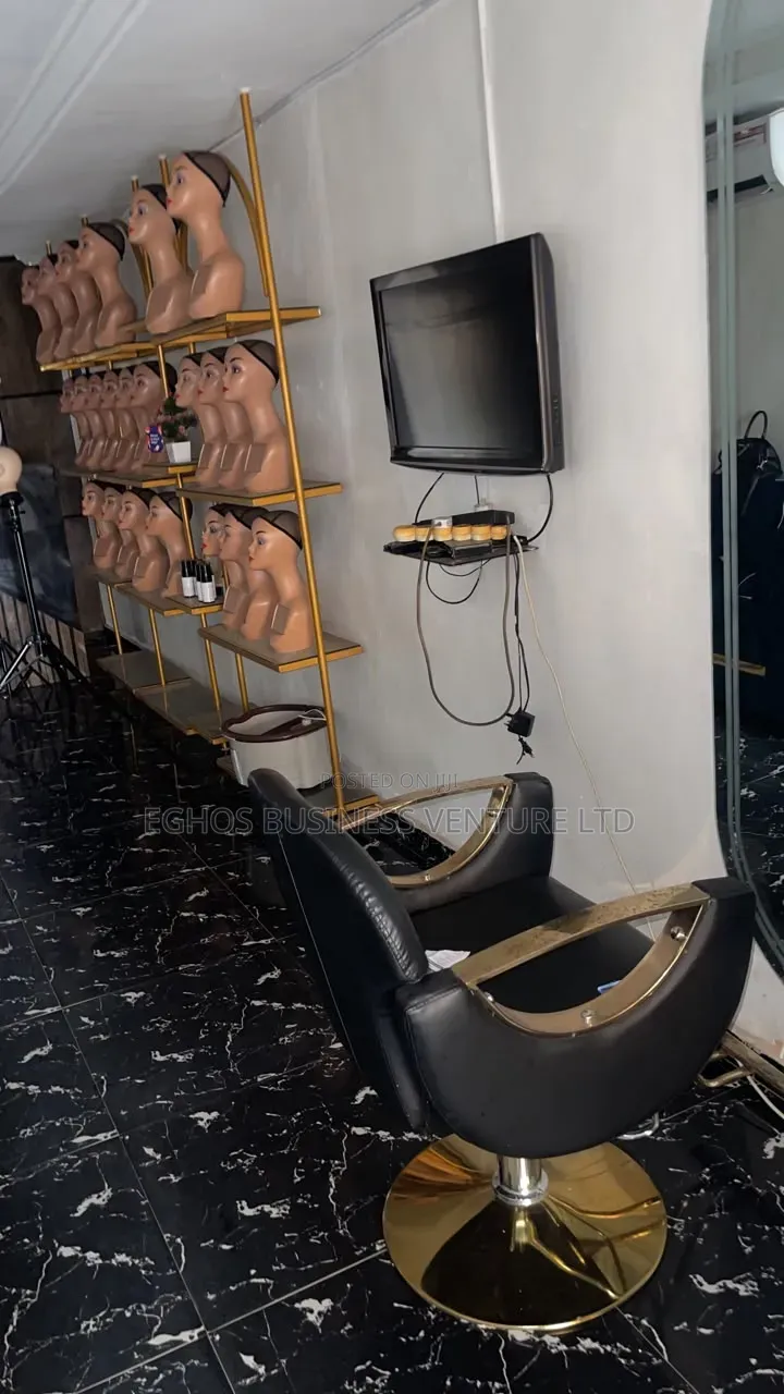 Hot Deal – Unisex Salon for Sale at Ekenwanroad Call Now in Benin City