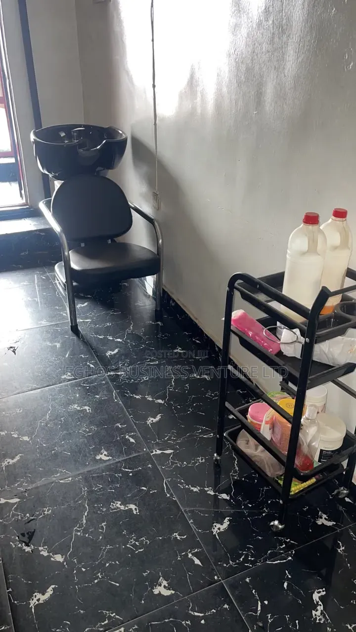 Hot Deal – Unisex Salon for Sale at Ekenwanroad Call Now in Benin City