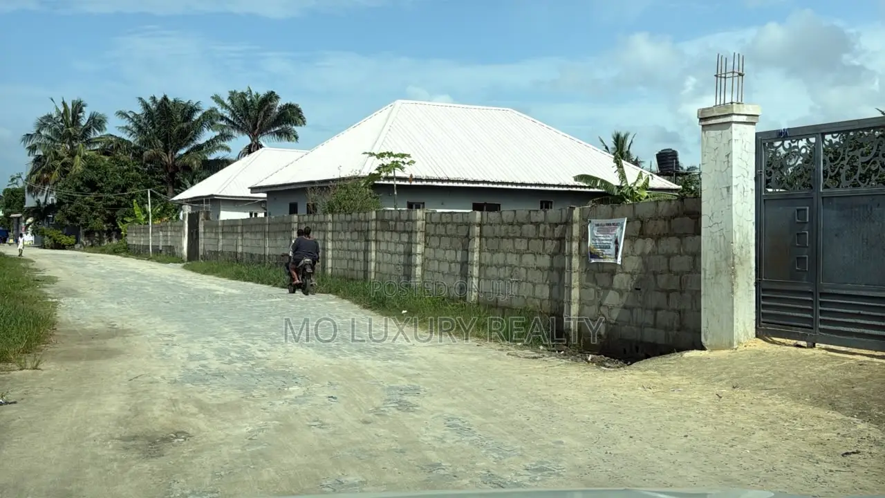 1588sqm Land for Sale Apr 3 Plots With a Bungalow in Abijo