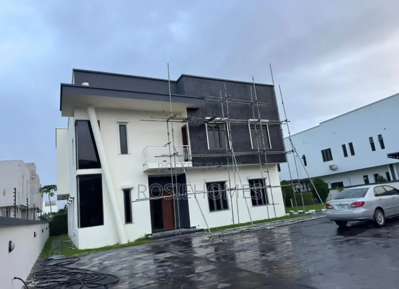 5bdrm Duplex in Pinnock Beach for rent in Osapa london