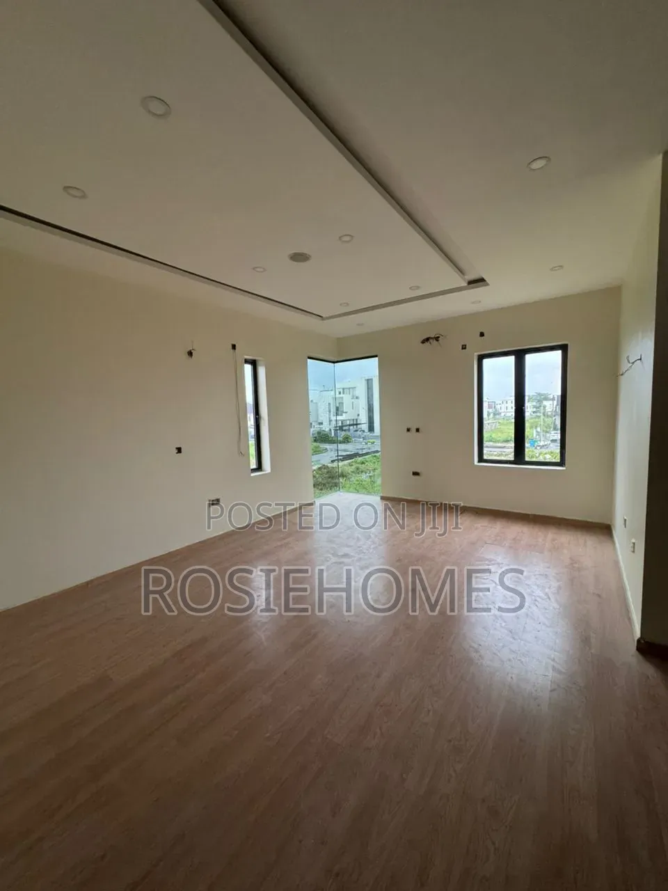 5bdrm Duplex in Pinnock Beach for rent in Osapa london