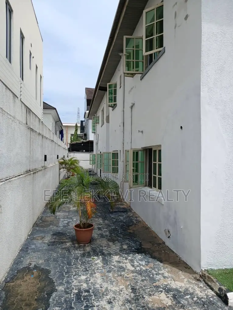 2bdrm Block of Flats in Lekki Phase 1 for rent in Lekki Phase 1