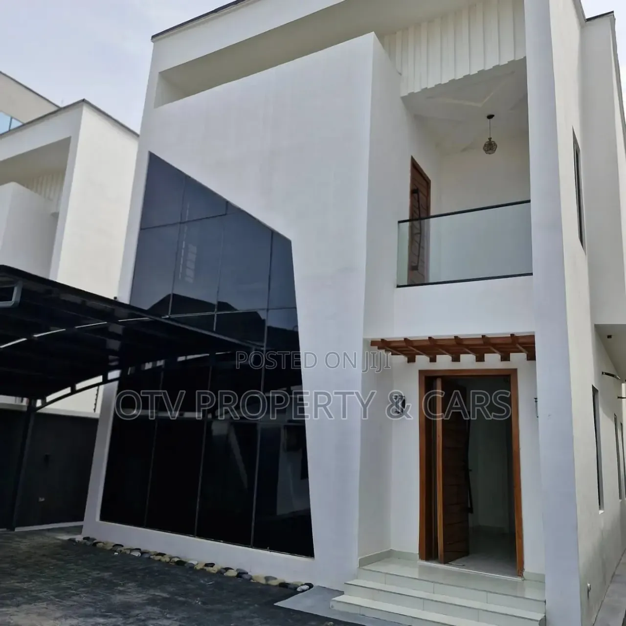 5bdrm Duplex in Chevron for sale in Chevron