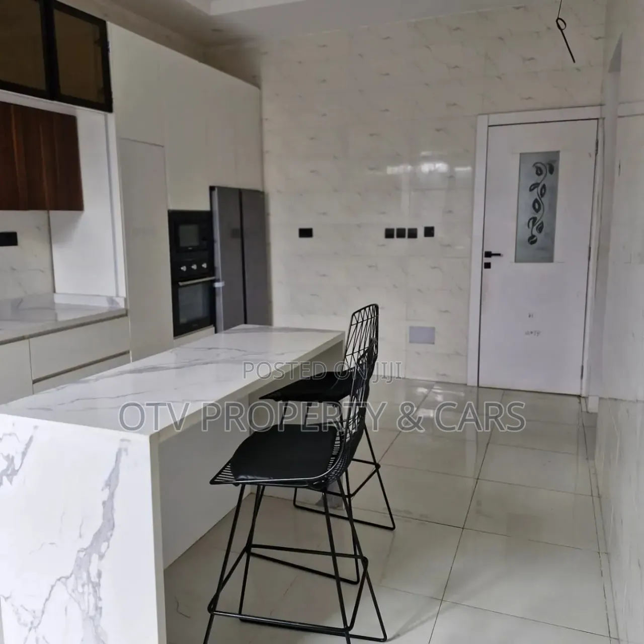 5bdrm Duplex in Chevron for sale in Chevron