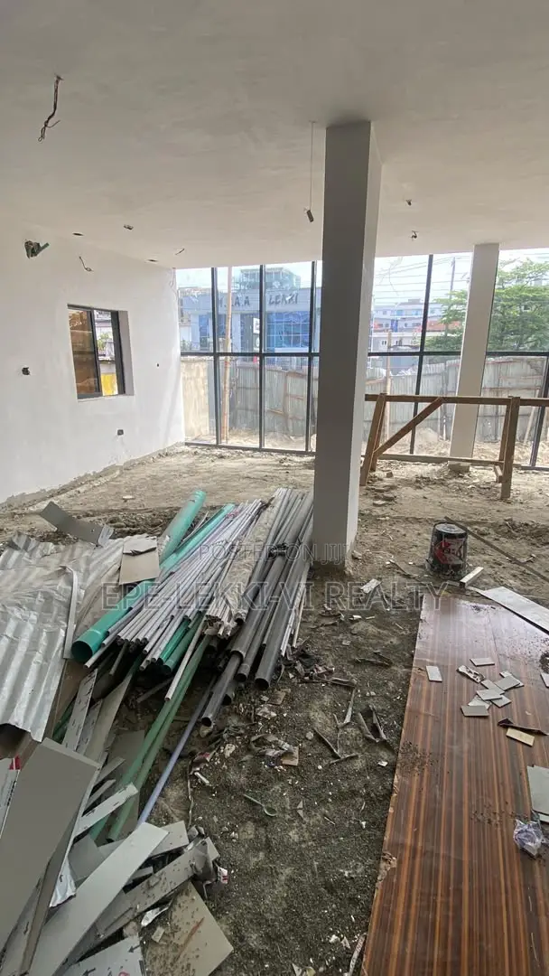 200sqm Shop/Office Space in Lekki Phase 1, Lagos in Lekki
