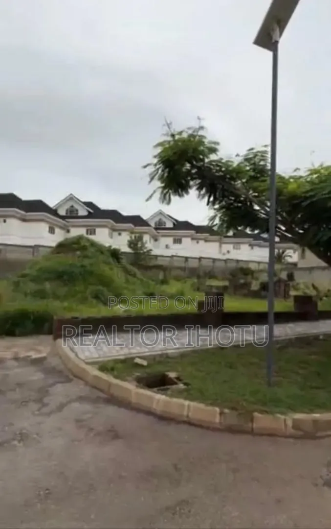 850sqm, Residential, Estate Land, Fcda C of O, Tarred Road. in Maitama