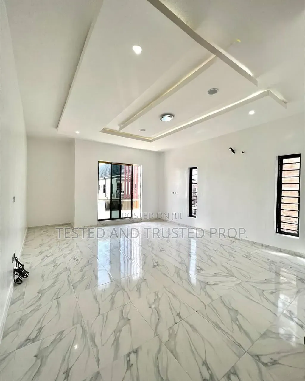 4bdrm Duplex in Chevron for rent in Chevron