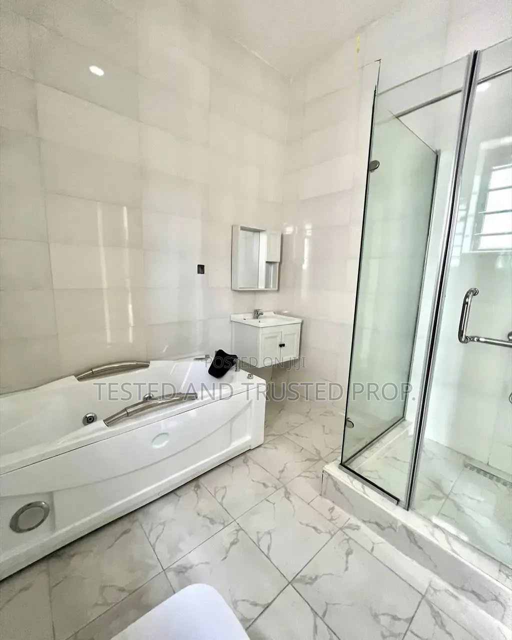 4bdrm Duplex in Chevron for rent in Chevron