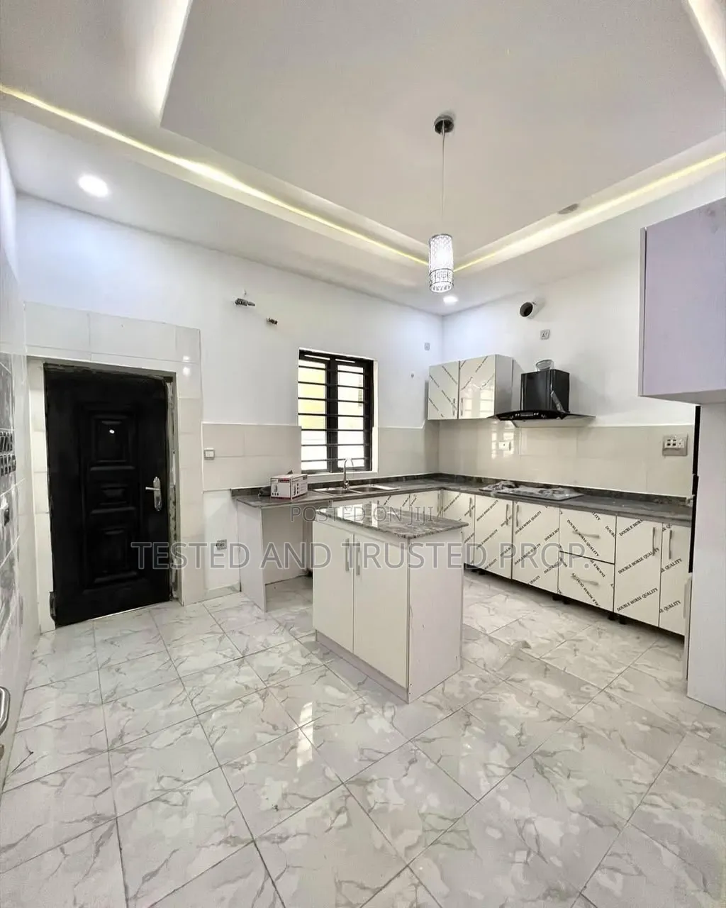 4bdrm Duplex in Chevron for rent in Chevron