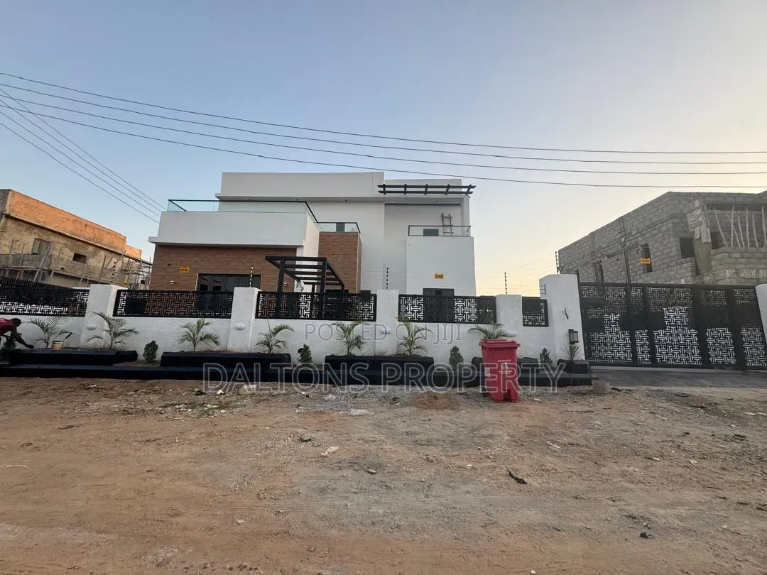5bdrm Duplex in Crest Estate, Sabon Lugbe for sale in Sabon Lugbe