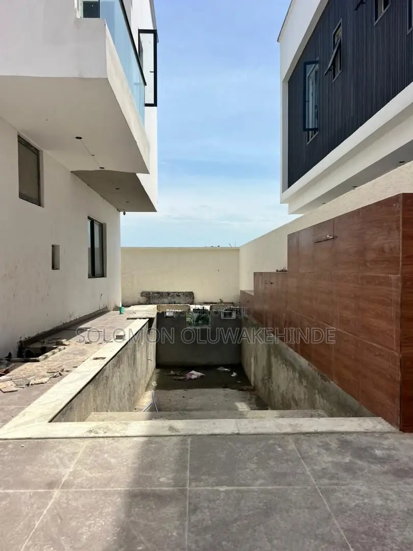 5bdrm Duplex in Lekki Phase 1 for sale in Lekki Phase 1