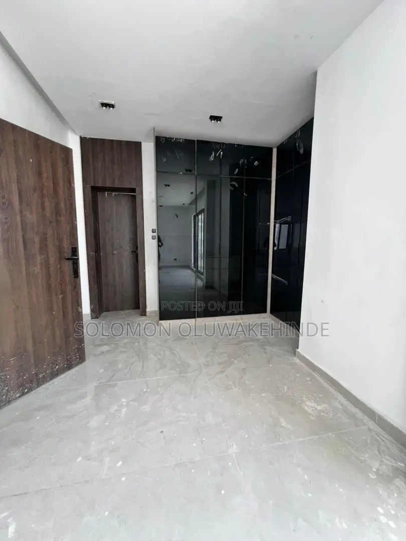 5bdrm Duplex in Lekki Phase 1 for sale in Lekki Phase 1
