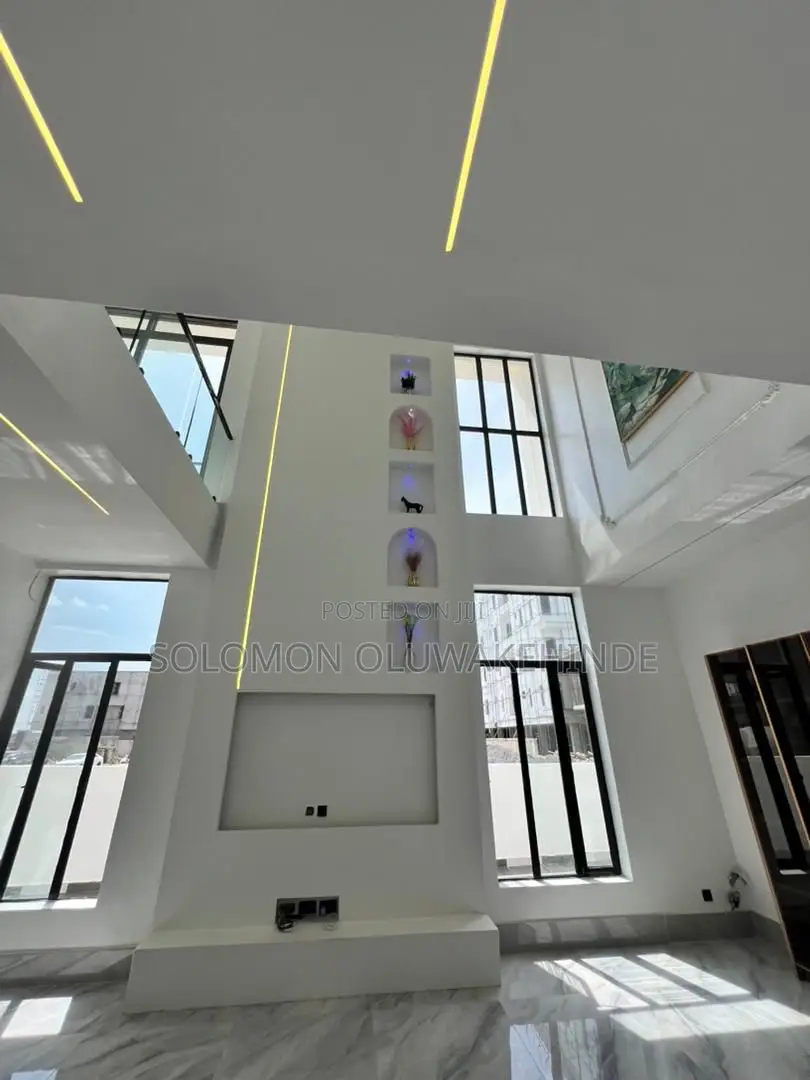 5bdrm Duplex in Lekki Phase 1 for sale in Lekki Phase 1