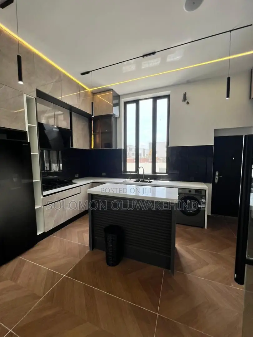 5bdrm Duplex in Lekki Phase 1 for sale in Lekki Phase 1