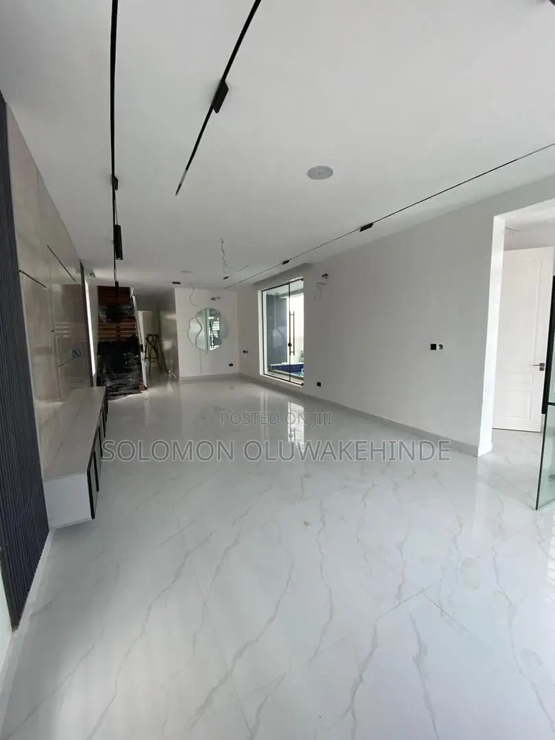 5bdrm Duplex in Lekki Phase 1 for sale in Lekki Phase 1