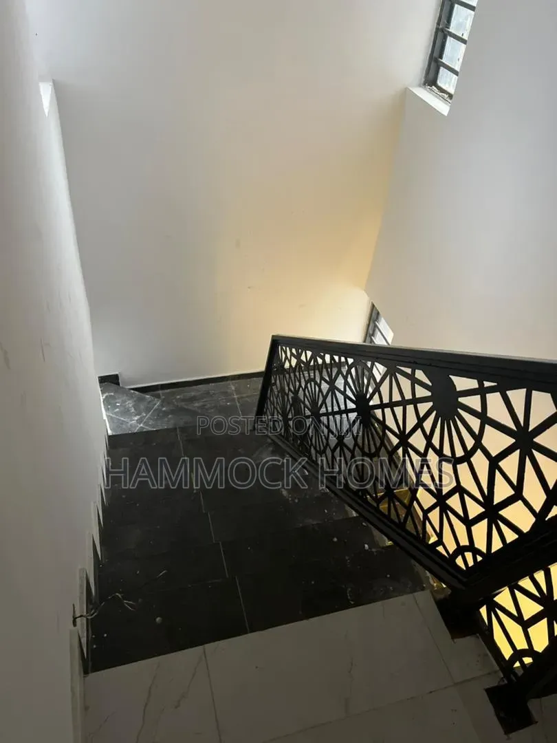 4bdrm Duplex in Adeoyo for sale in Adeoyo