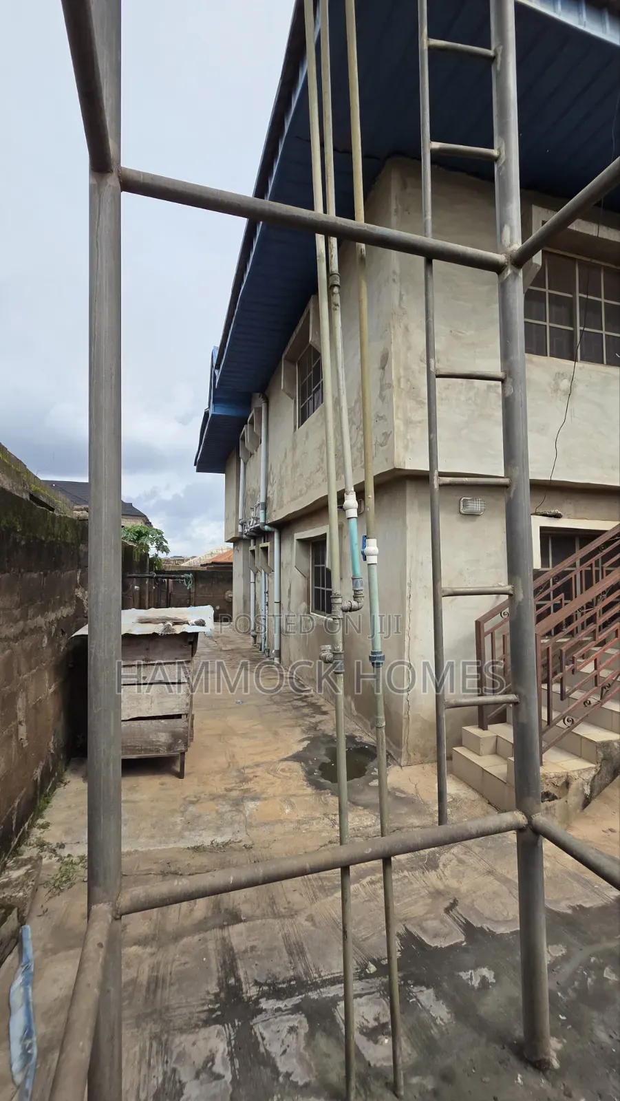 10bdrm Block of Flats in Tella Estate, Akobo for sale in Akobo
